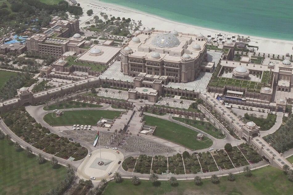 Der ehemalige König lebt im Exil in Abu Dhabi: Das luxuriöse "Emirates Palace Hotel" ist seine neue Heimat geworden.