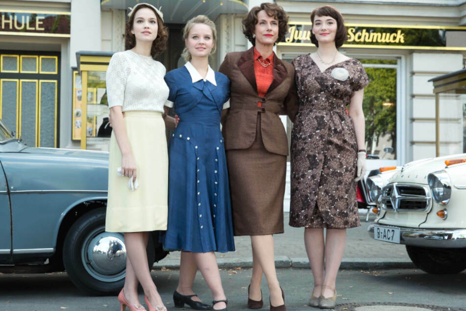 In den "öden" 50er-Jahren: (v.li.): Emilia Schüle, Sonja Gerhardt, Claudia Michelsen und Maria Ehrich hier während der Dreharbeiten zu "Ku'damm 56".