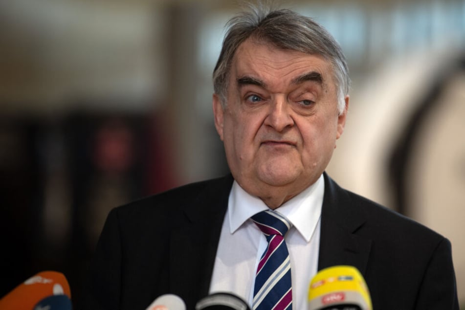 Herbert Reul (CDU), Innenminister von Nordrhein-Westfalen, gibt ein Statement zum Verbot der rechtsextremen Gruppe "Combat 18".