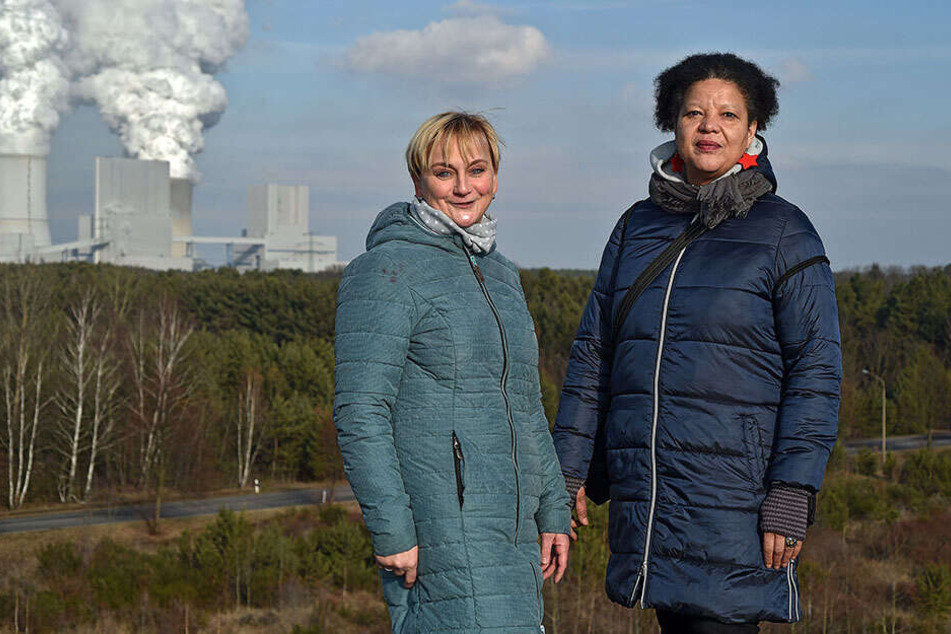 Gabriela Exner (re.) und Carola Kasper-Ullrich auf dem Aussichtspunkt am Bärwalder See.