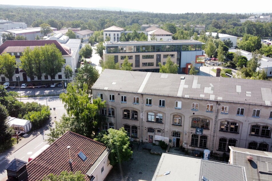 Die Handwerkskammer (hat ihren Hauptsitz im gelb-blauen Gebäude) will expandieren und das sanierungsbedürftige Band- und Werkstatthaus (vorn) kaufen.