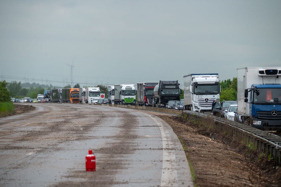 Durch den Unfall kam es in Richtung Leipzig zu einem mehrere Kilometer langen Stau.