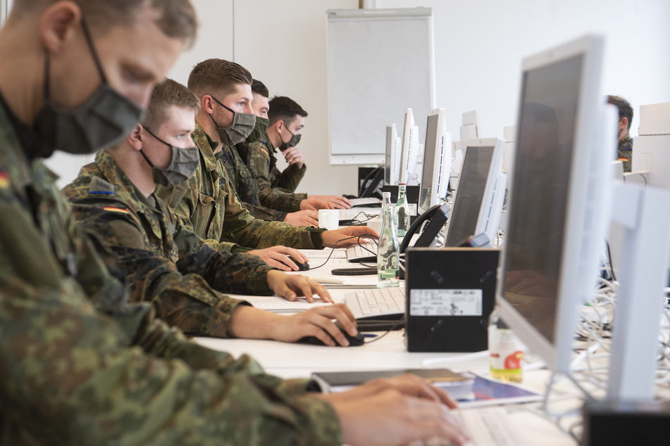 Die Bundeswehr-Soldaten helfen in vielen Kommunen bei der Kontaktnachverfolgung.