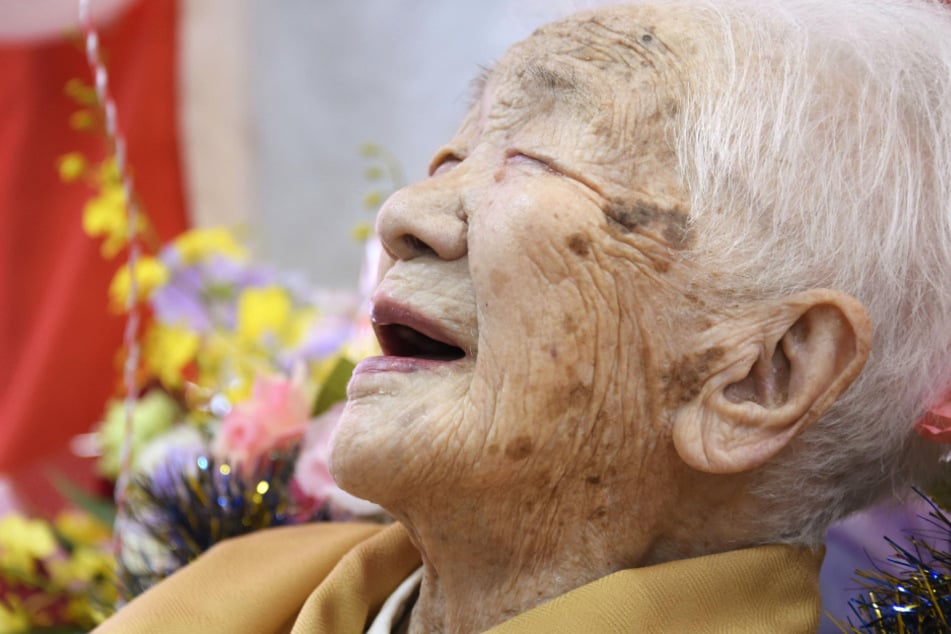 Kane Tanaka lächelt drei Tage nach ihrem 117. Geburtstag.