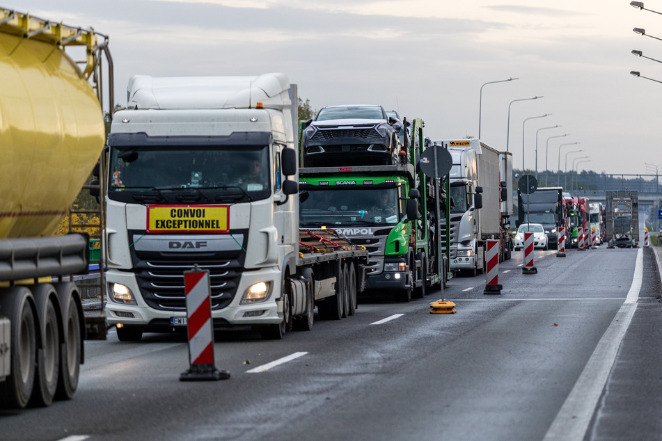 Trucks stauen sich an der Grenze zwischen Polen und Deutschland. (Archivbild)