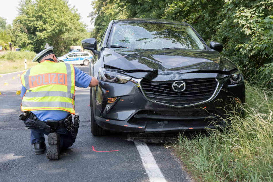 Der Mazda stieß mit einem Radfahrer zusammen.
