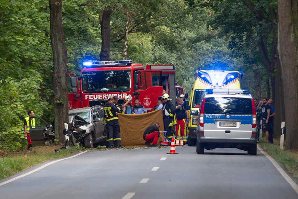 An der Unfallstelle kämpfen Sanitäter um das Leben des PKW-Fahrers.