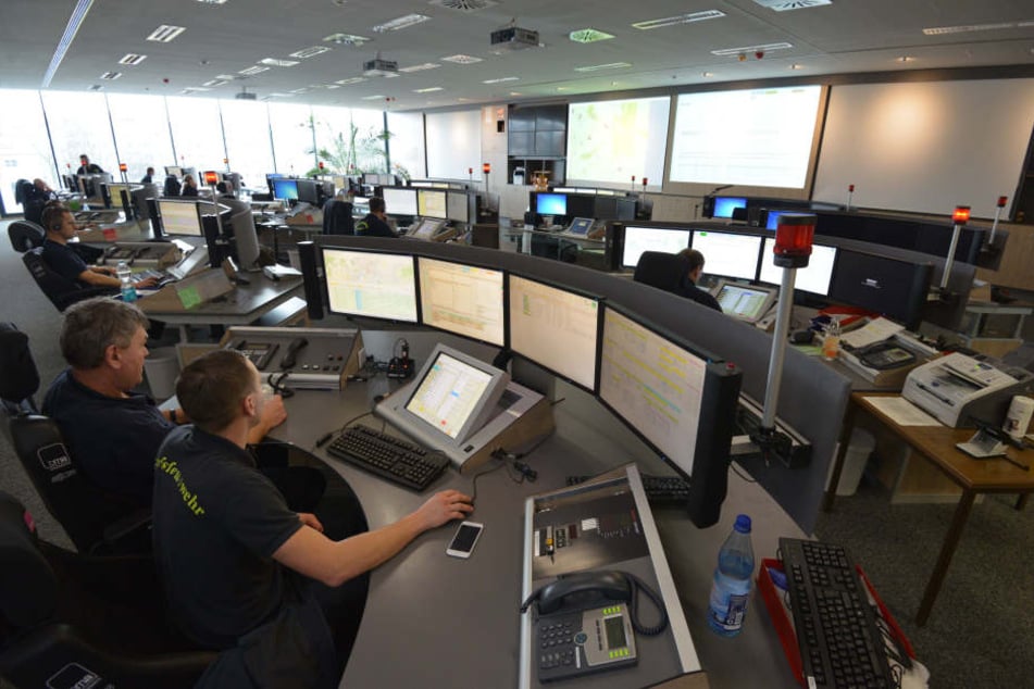 Eine Rettungsleitstelle für alle: Die Disponenten arbeiten mit der modernsten Technik.