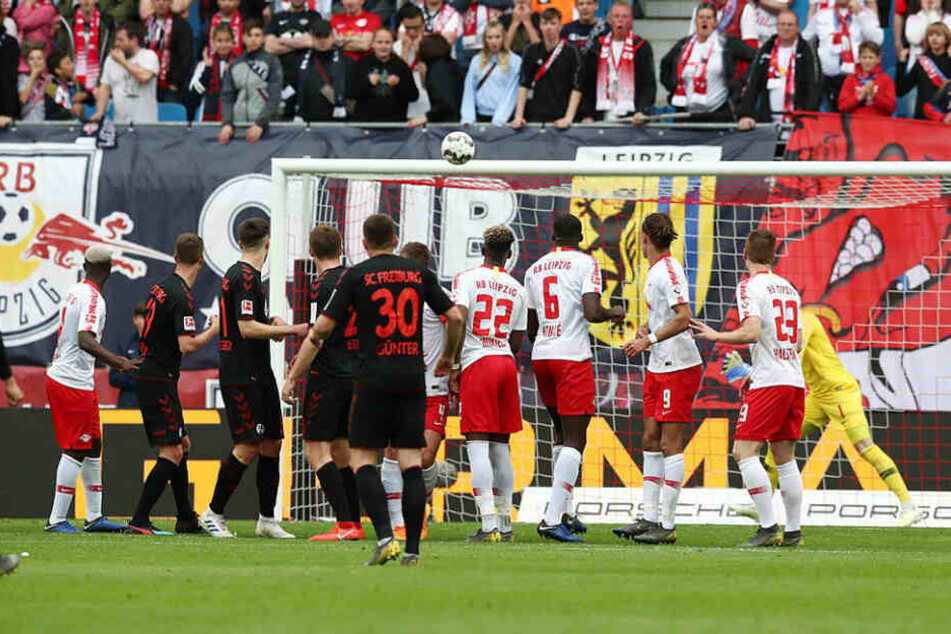 Ein Ausgleich, über den noch lang diskutiert werden wird: Vincenzo Grifo hebt den Ball über die Mauer, Schiedsrichter Robert Schröder hatte den Ball sehr zeitig freigegeben, Péter Gulácsi war noch nicht bereit.