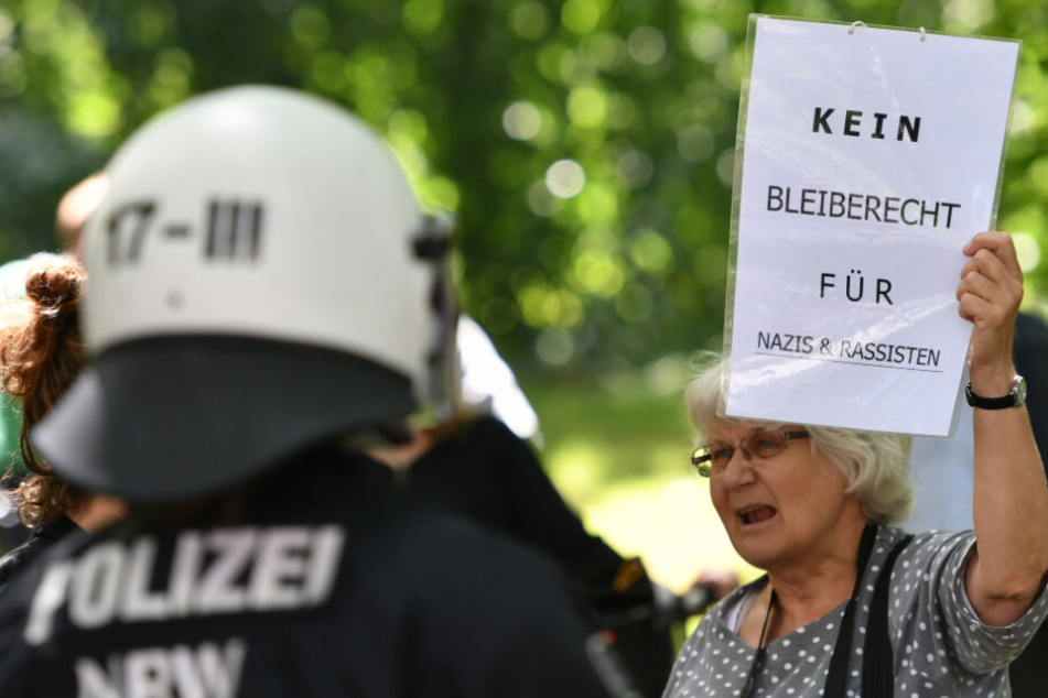 Eine Frau demonstriert am 17.06.2017 in Berlin im Humboldthain gegen einen Aufzug der "Identitären Bewegung". (Archivbild)