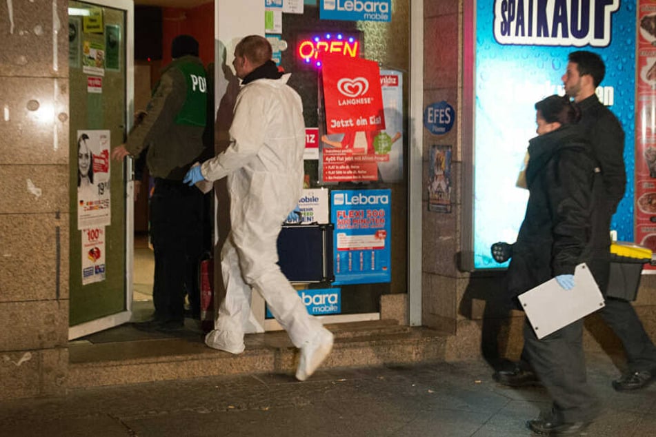 Polizisten untersuchen den Tatort. (Archivbild)