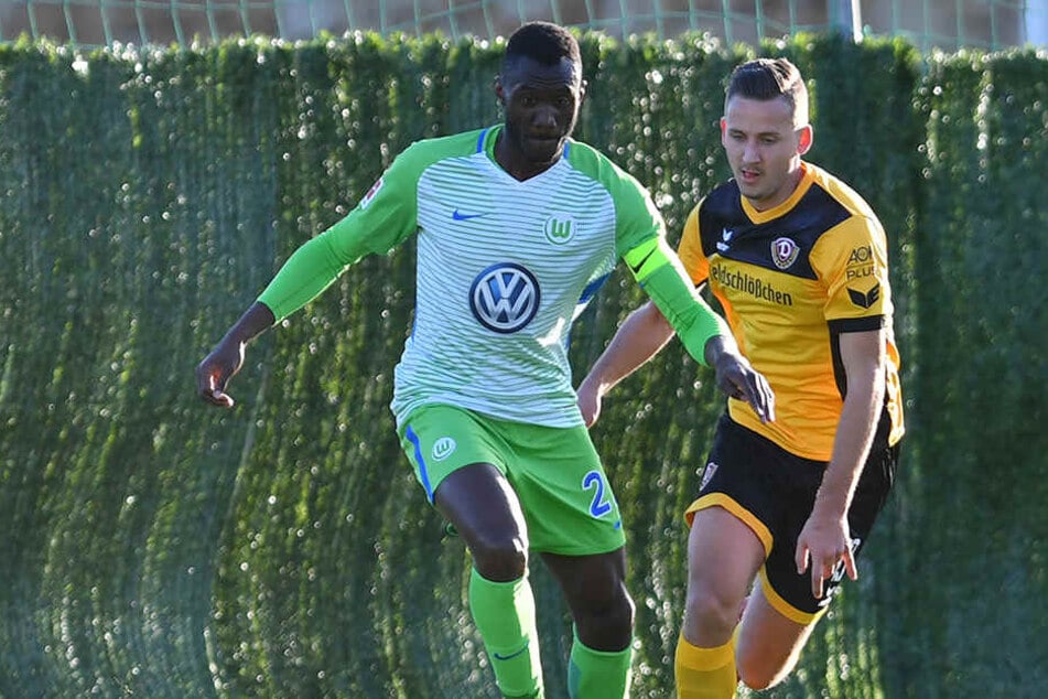 Dynamos Paul Seguin traf am Sonnabend im Testspiel auf einen alten Kollegen, den Wolfsburg-Kicker Joshua Guilavogui.