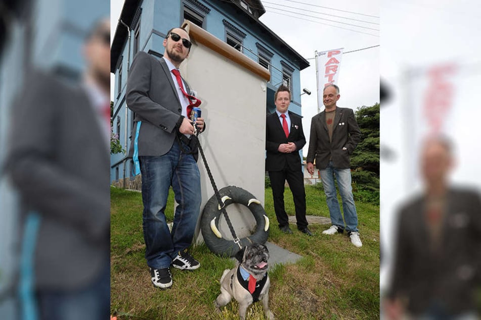 Die Partei setzt auf tierische Unterstützung: Parteivorstand Sebastian Cedel (35) mit Mops Ronja.