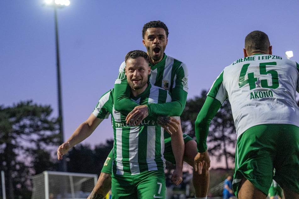 Befreiter Jubel bei den Spielern der BSG Chemie Leipzig. Bilder, die man in dieser Saison selten gesehen hat.