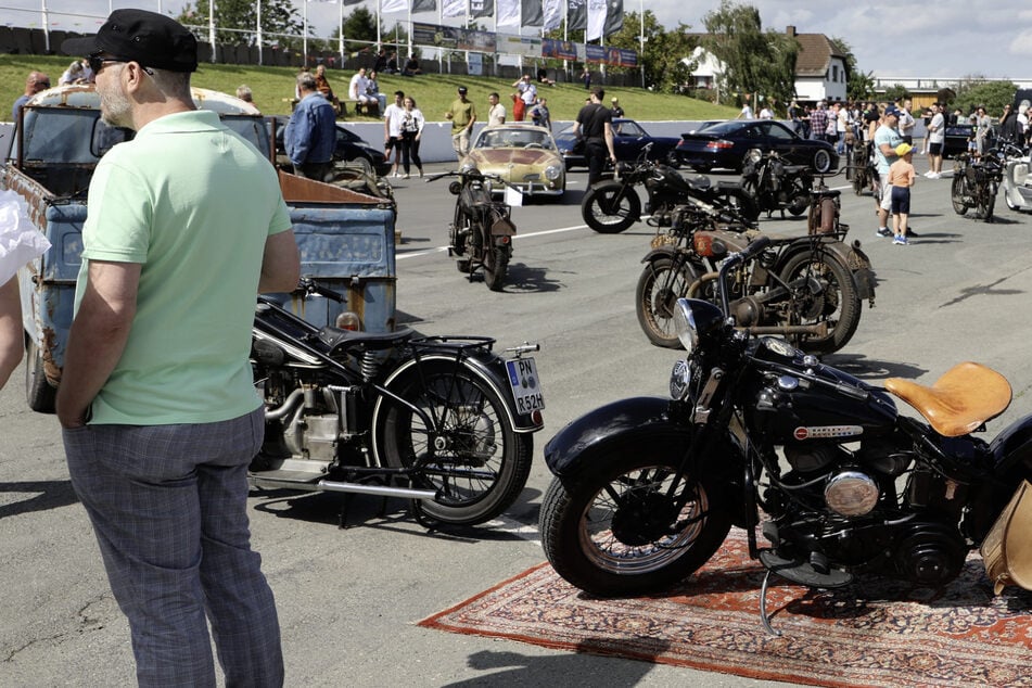 Historische Rennautos und Motorräder: Ausstellung am Schleizer Dreieck eröffnet