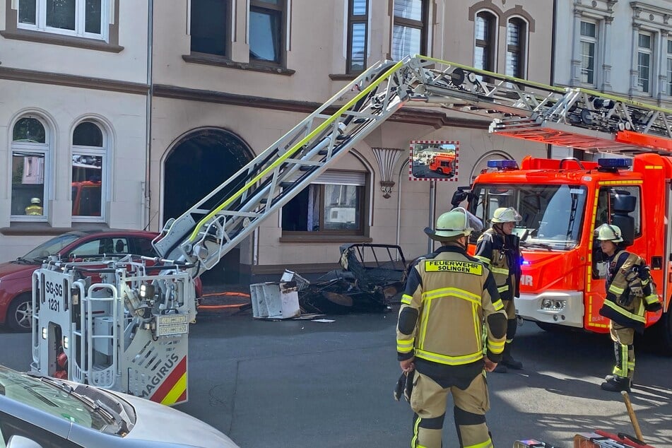 Insgesamt 13 Menschen wurden von der Feuerwehr aus dem brennenden Haus befreit.