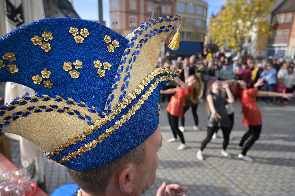 Einen Tag vor Rosenmontag: Karnevalsumzüge beginnen in Sachsen-Anhalt