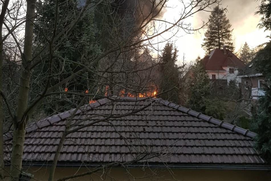 Hinter dem Haus brennt ein Schuppen.