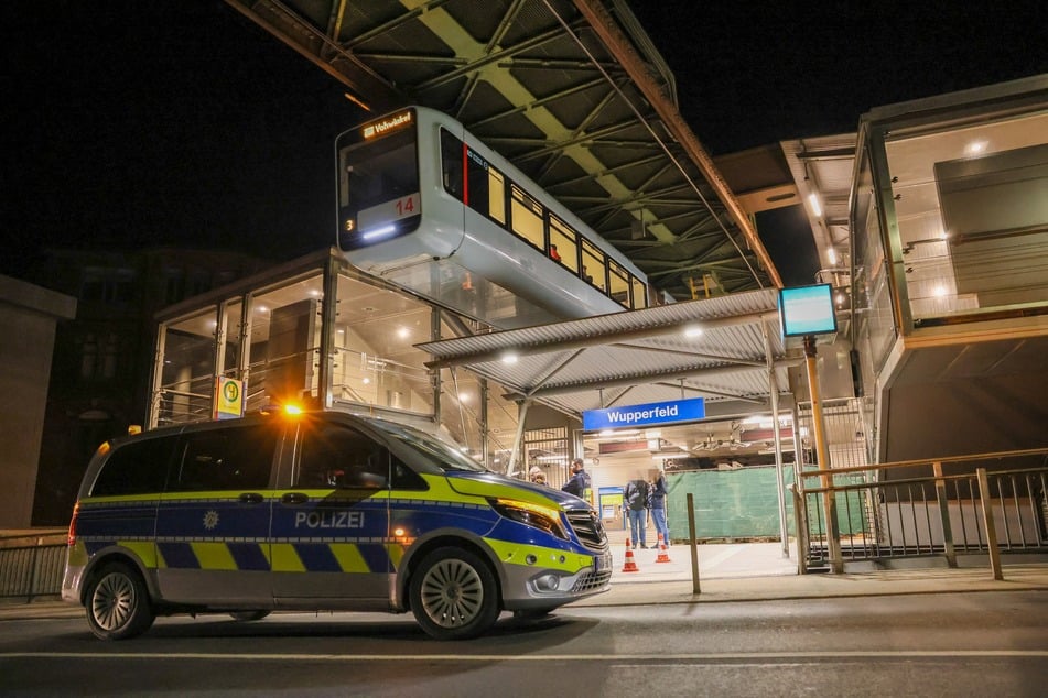 Neun junge Leute waren in die Auseinandersetzung an der Schwebebahnstation an der Brandströmstraße involviert.