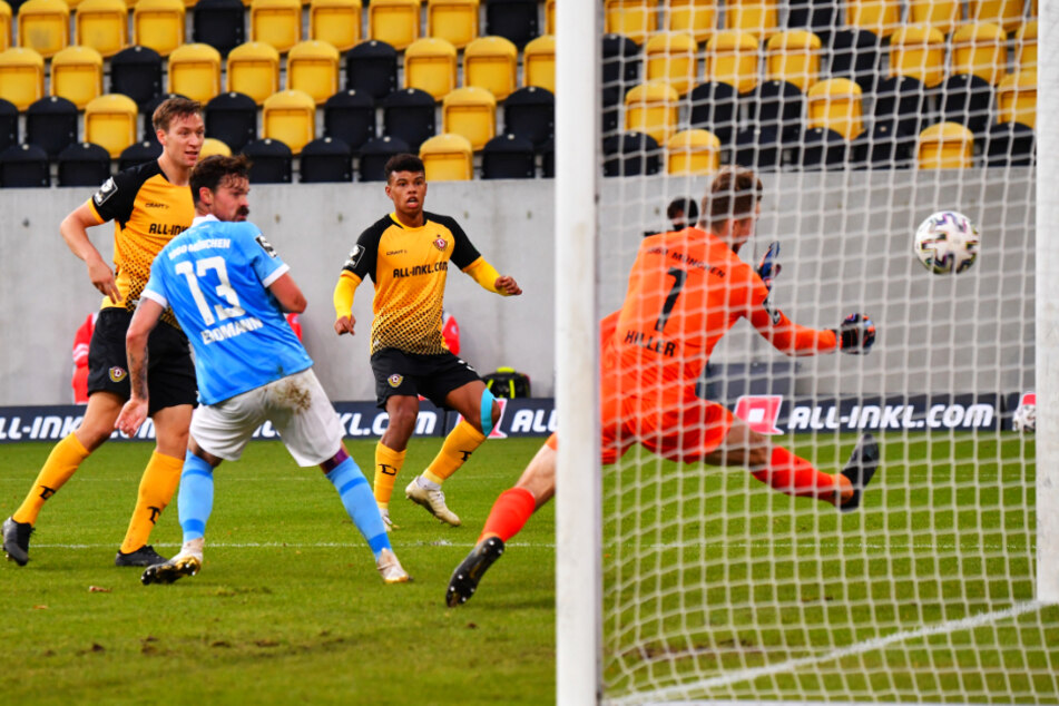 Das 2:1 gegen 1860 München: Ransford Königsdörffer (19, 2.v.r.) kam nach einer Ecke von Patrick Weihrauch (26) über Umwege an den Ball und erzielte das Siegtor.