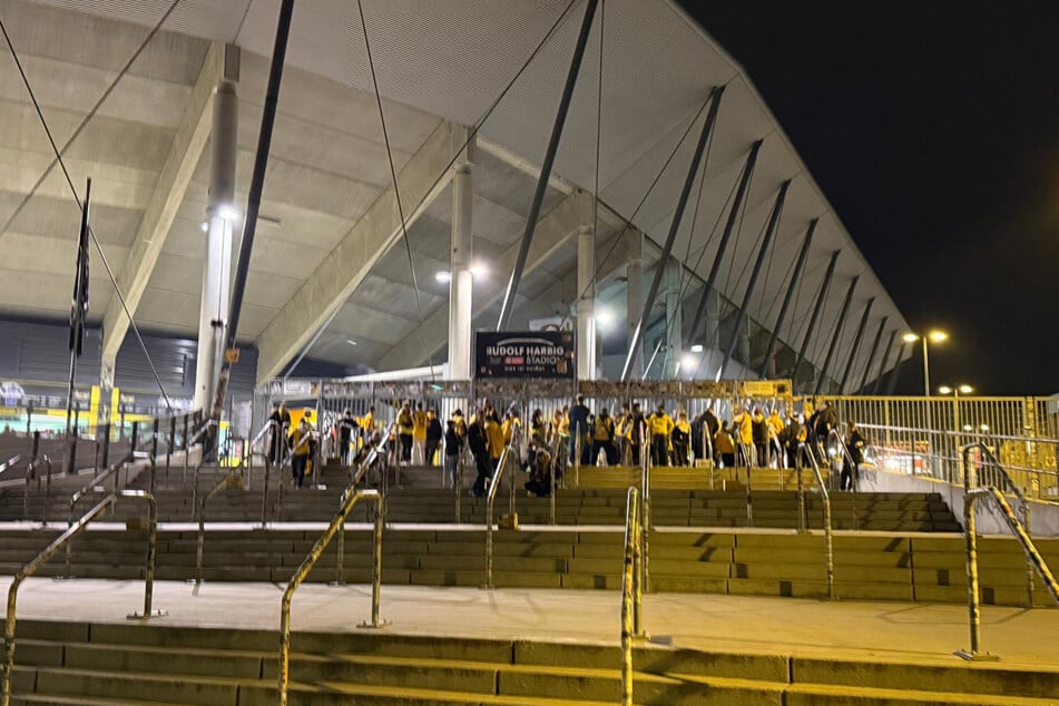 Die ersten Dynamo-Fans warten auf den Einlass ins Rudolf-Harbig-Stadion.