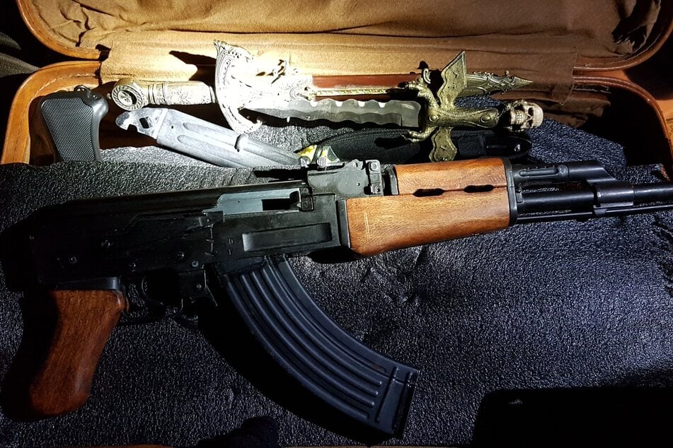 Drogen und Waffen bei Razzien gefunden: Vier Männer festgenommen