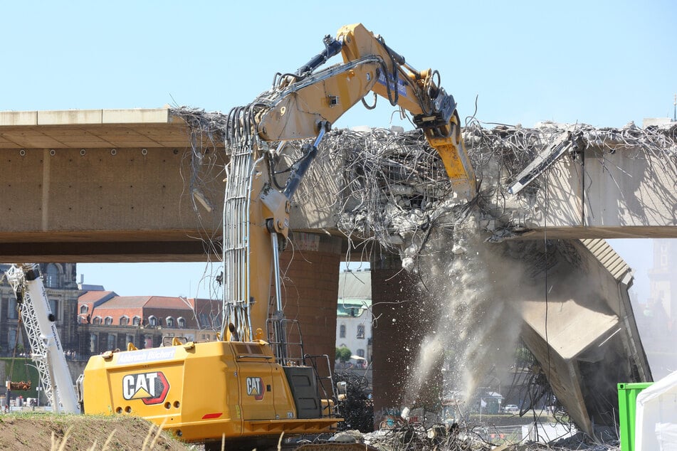 Der Abriss der maroden Flussquerung kam am Wochenende sichtbar voran.