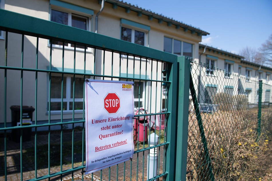 Auch Pfleger infiziert: Dutzende Corona-Fälle in Pflegeheimen