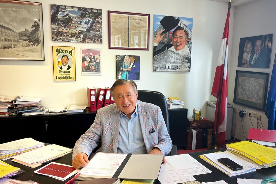 Richard Lugner in seinem Büro in der "Lugner-City".