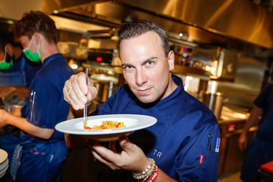 Tim Raue (50) habe durch seinen Beruf und seine Leidenschaft zum Kochen viel erreicht.