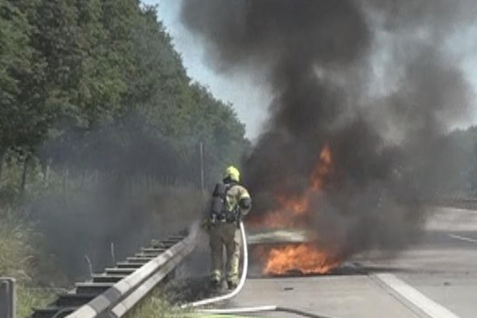 Auto geht während der Fahrt in Flammen auf, Feuer greift auf Böschung über