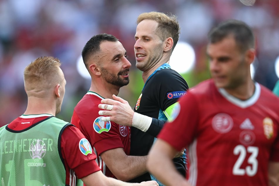 Ungarns Torhüter Peter Gulacsi (im schwarzen Trikot) und Ungarns Torschütze Attila Fiola (31, 2.v.l.)freuen sich nach dem 1-1 Unentschieden gegen Frankreich.