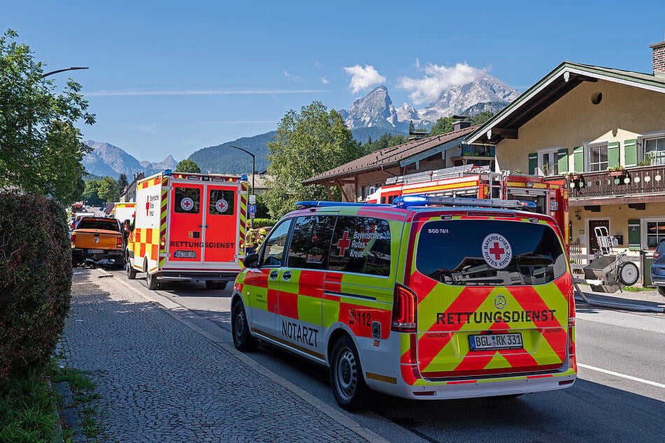 Die Rettungskräfte waren mit mehreren Fahrzeugen im Einsatz.