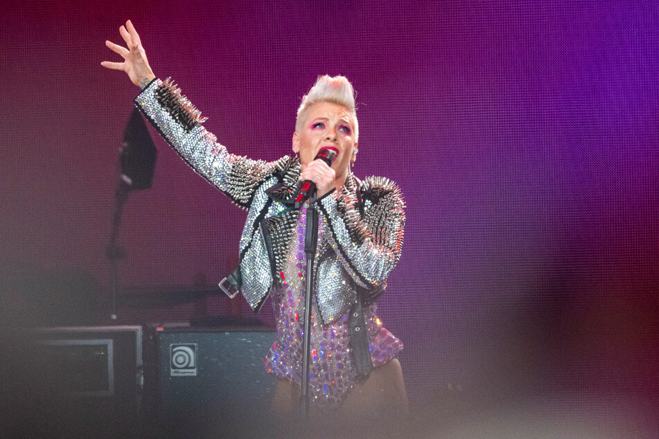 Die mittlerweile 44-jährige Sängerin Pink liefert beeindruckende Bühnenshows ab.