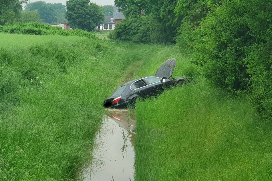 Der verunfallte Wagen liegt im Wassergraben.
