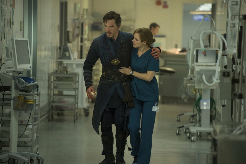 In the fourth episode of Mavrel's What If...? Doctor Strange (l.) tries to unsuccessfully bring back Christine Palmer, played by Rachel McAdams (r.), whose death haunts him.