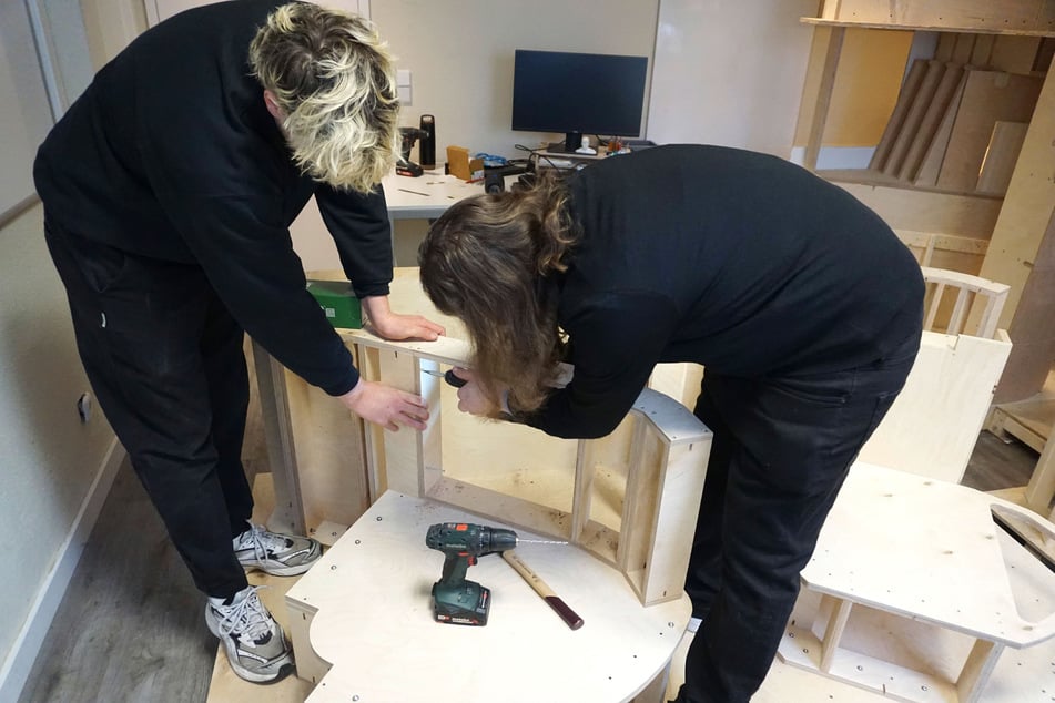 Die Tüftler bauen am Prototyp ihrer konstruierten Nachtzugkabine.