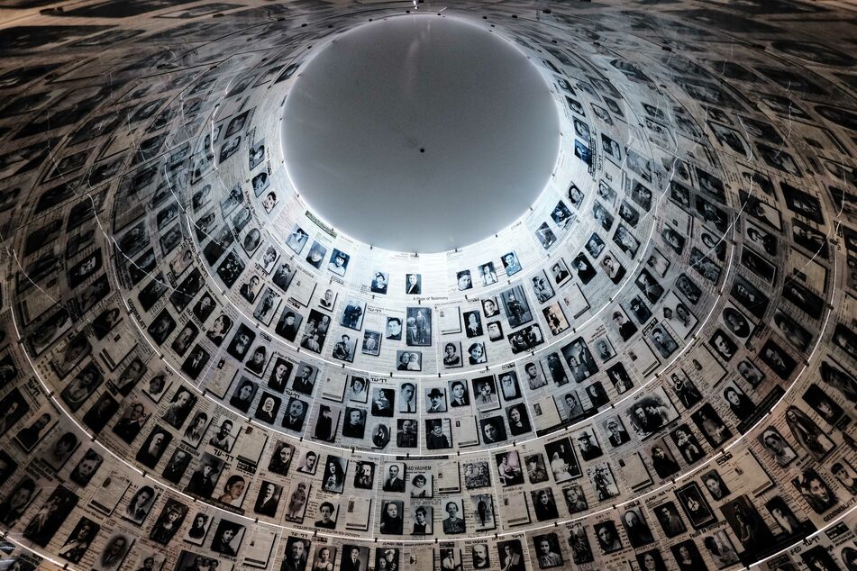 Blick auf die Wände und Decke in der Halle der Namen, in dem die Geschichten von mehr als vier Millionen Opfern des Holocaust gelistet sind, in der Holocaust-Gedenkstätte Yad Vashem in Jerusalem.