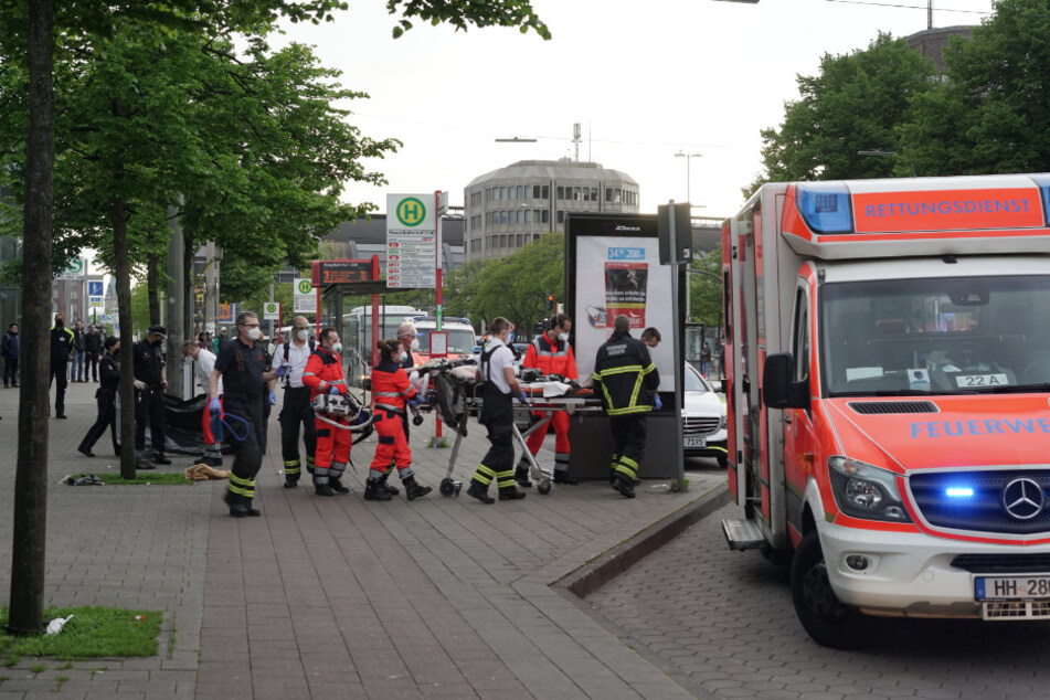 Rettungskräfte bringen den Mann unter Reanimation ins Krankenhaus.