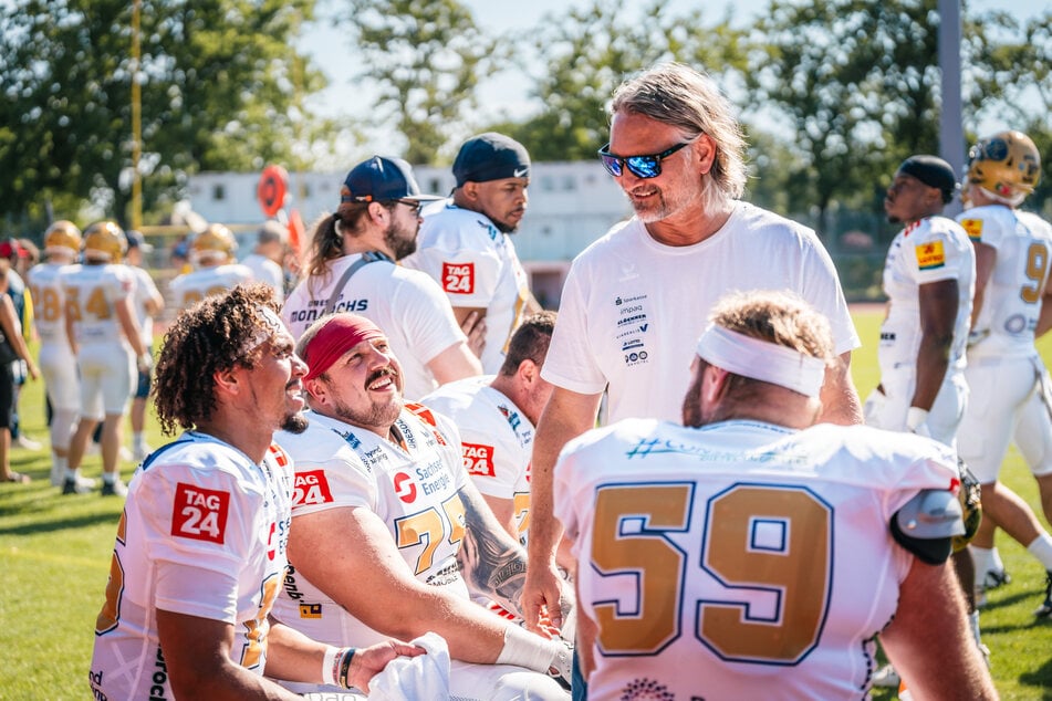 Offense Coordinator Robert Cruse (52, r.) war glücklich mit der Leistung von Casey Thompson (27, l.).