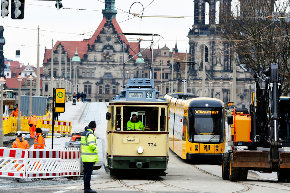 Dieser historische Triebwagen "734" fuhr gestern über die Augustusbrücke.