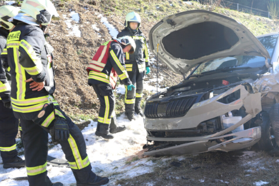 Erneuter Unfall auf Autobahn-Zubringer im Erzgebirge: Zwei Skodas krachen ineinander