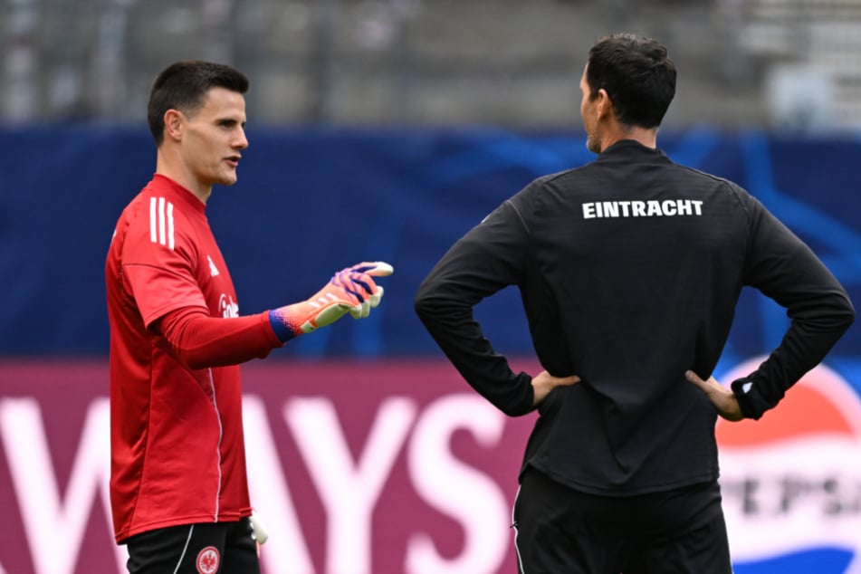 SGE-Chefcoach Dino Toppmöller (44, r.) glaubt, dass Frankfurts Torhüter Michael Zetterer (30) ein potenzieller deutscher Nationalspieler ist.
