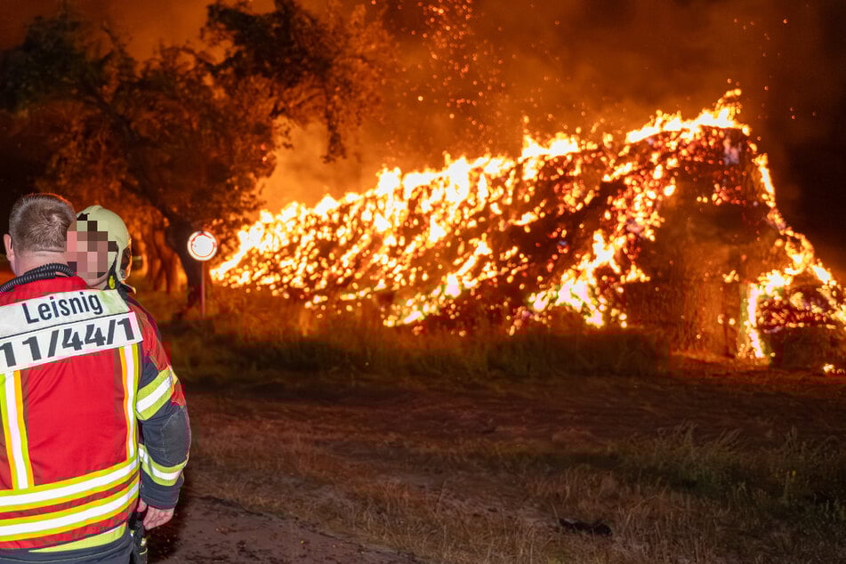 Wer zündelt in Mittelsachsen? Dieses Strohfeuer macht den Landwirten Angst