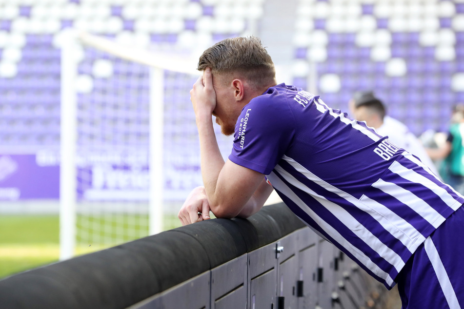 Aue-Abwehrspieler Steve Breitkreuz (29) konnte nicht hingucken: Die Veilchen kassierten am Sonntag eine bittere 3:8-Packung.