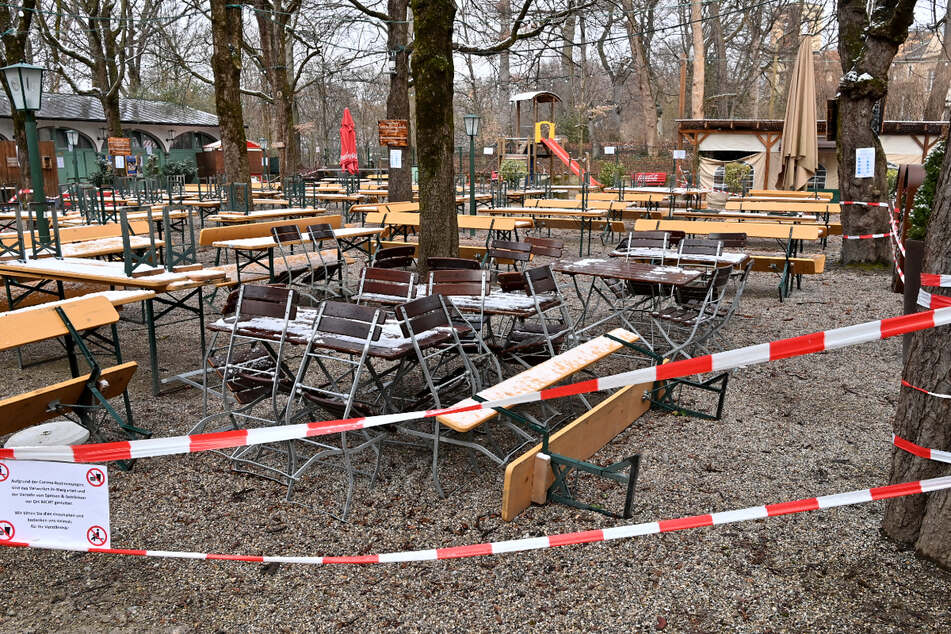 Absperrbänder hängen in einem Biergarten im Stadtteil Haidhausen.