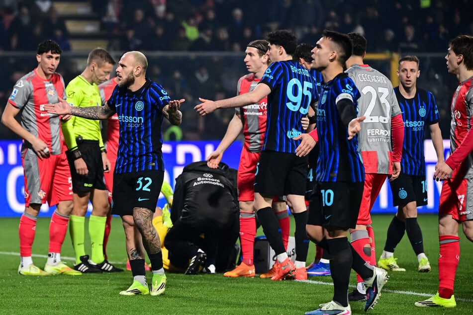 Der Böllerwurf aus den Reihen der Inter-Fans sorgte auch bei den eigenen Spielern für Unmut. So stellten sich unter anderem Federico Dimarco (28, Nummer 32), Lautaro Martinez (28, Nummer 10) und Alessandro Bastoni (26, Nummer 95) schützend vor ihren einstigen Teamkollegen und gingen mit den Fans in der Kurve in den Diskurs.