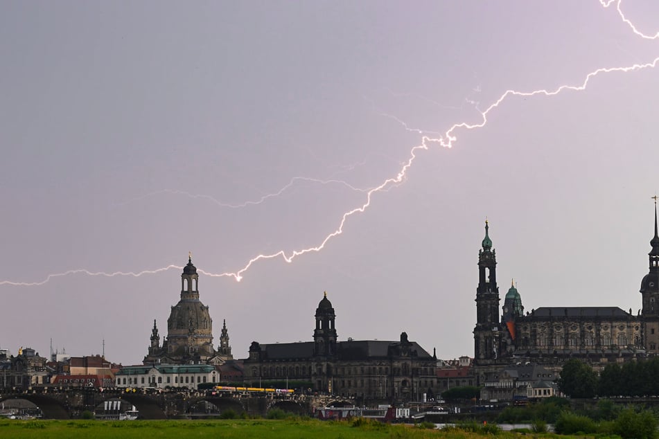 Nach dem Sommerwetter folgt die Gewittergefahr. Lokal sind dabei auch kräftige Regengüsse und Windböen möglich.