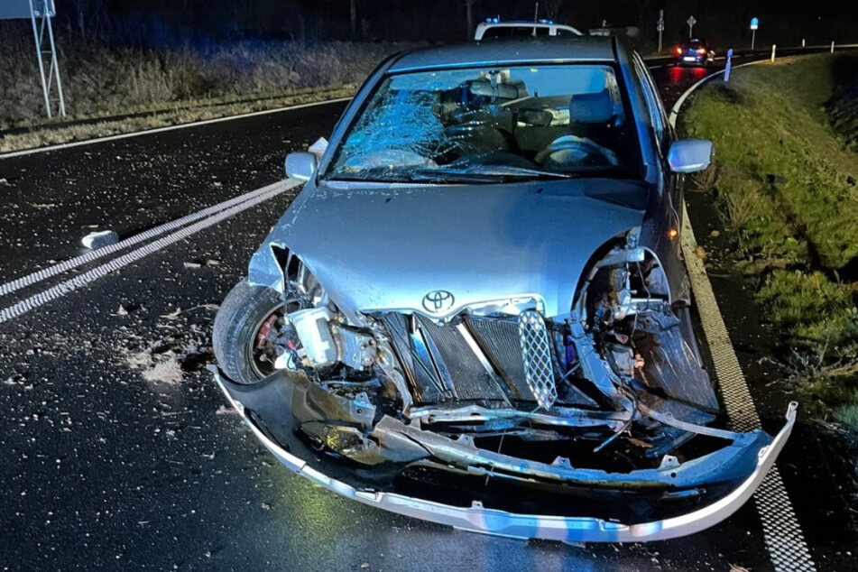 Der Wagen des Mannes (44) wurde bei dem Unfall extrem beschädigt und musste abgeschleppt werden.
