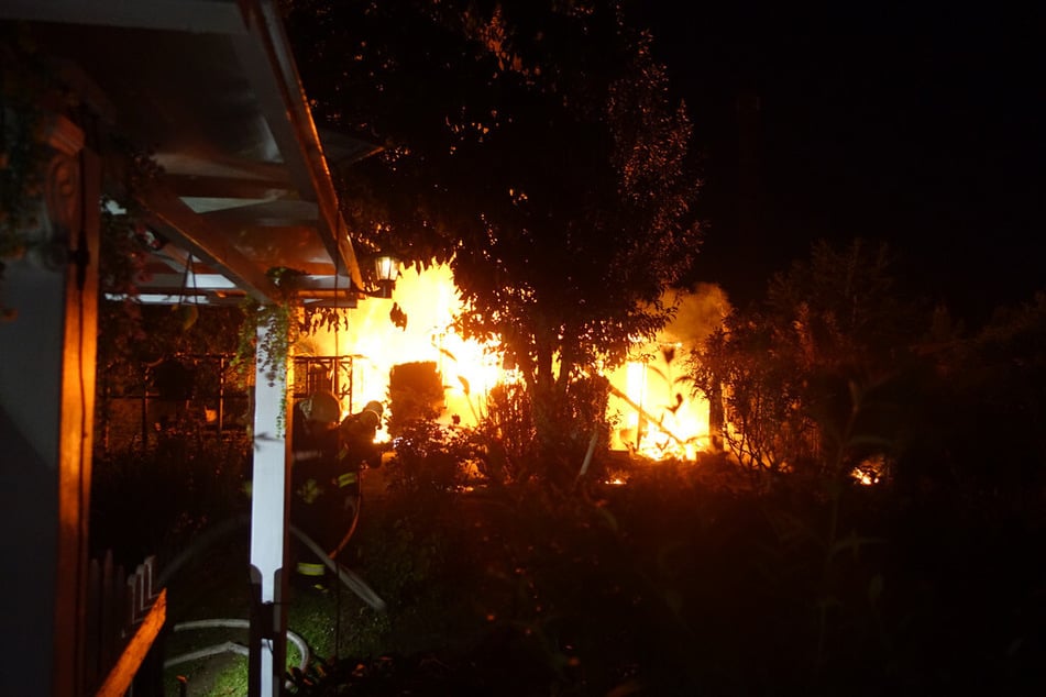 Die Gartenlaube stand beim Eintreffen erster Einsatzkräfte in Vollbrand.